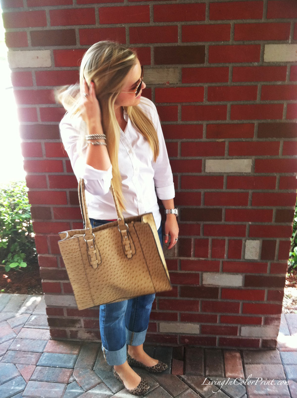 Rolled up jeans, white shirt, leopard flate