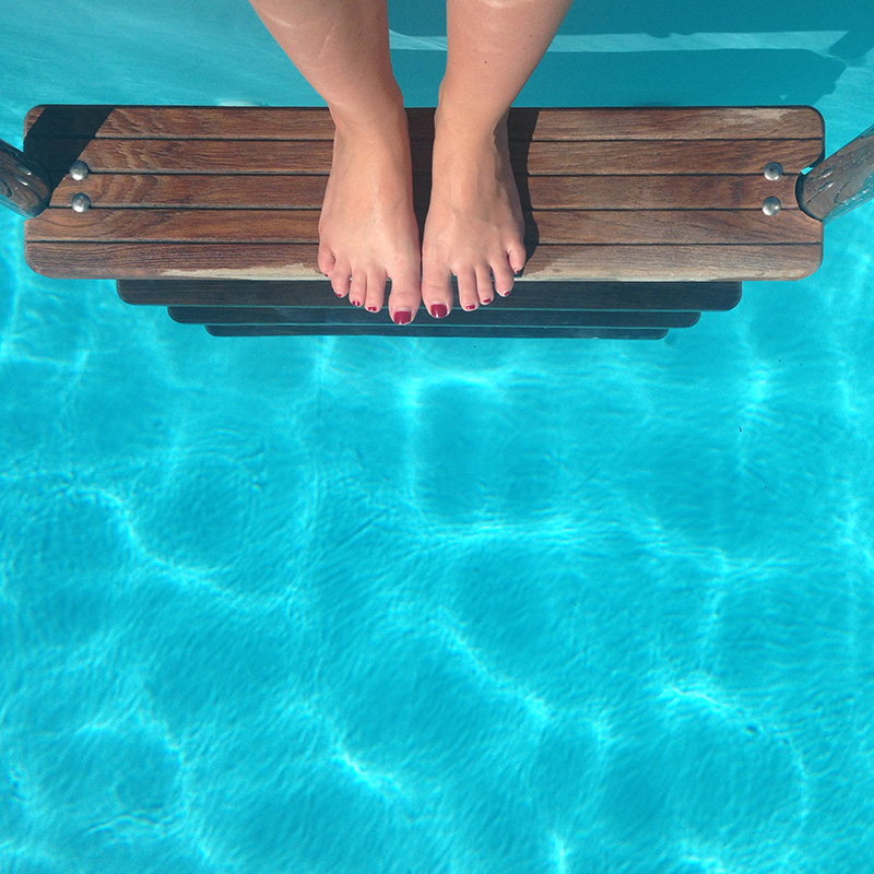 poolside-feet