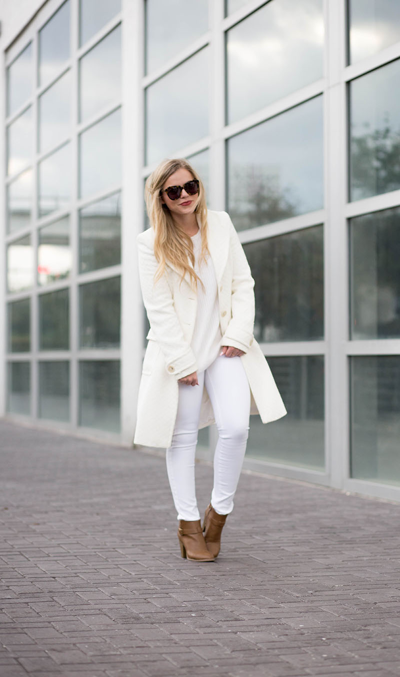 How to wear white & ivory in fall - une femme d'un certain âge
