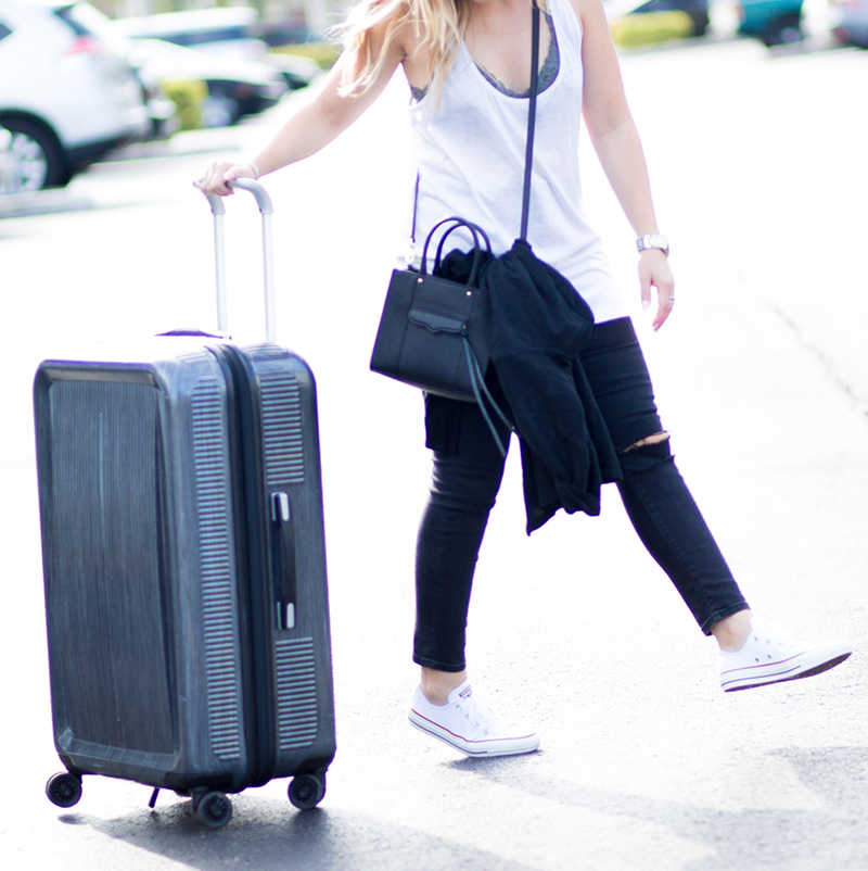 black-jeans-casual-travel-style