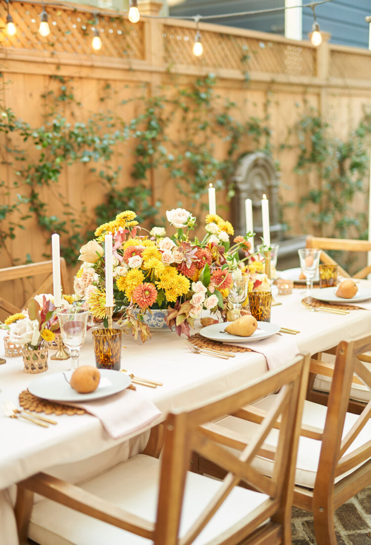 How to host an Outdoor Friendsgiving | Elegant, Neutral Color Palette + Fall Florals 