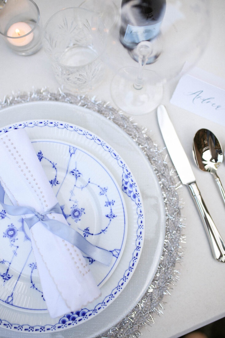 NYE Tablescape | Blue, White & Silver Place Setting with Silver Tinsel Placemat